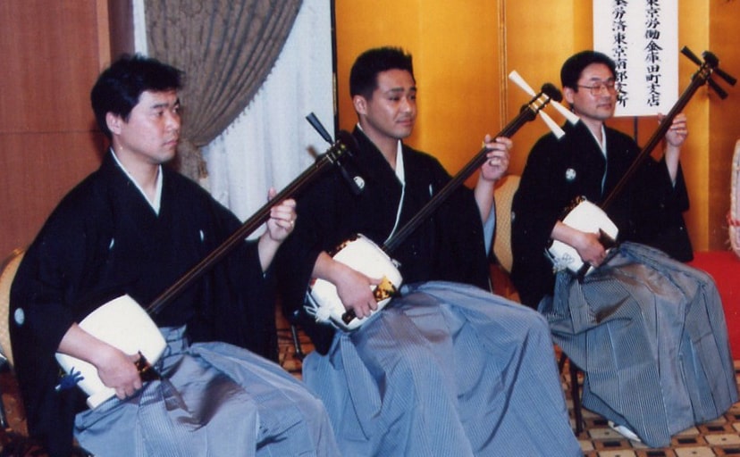 津軽三味線を演奏する男性奏者3名の写真
