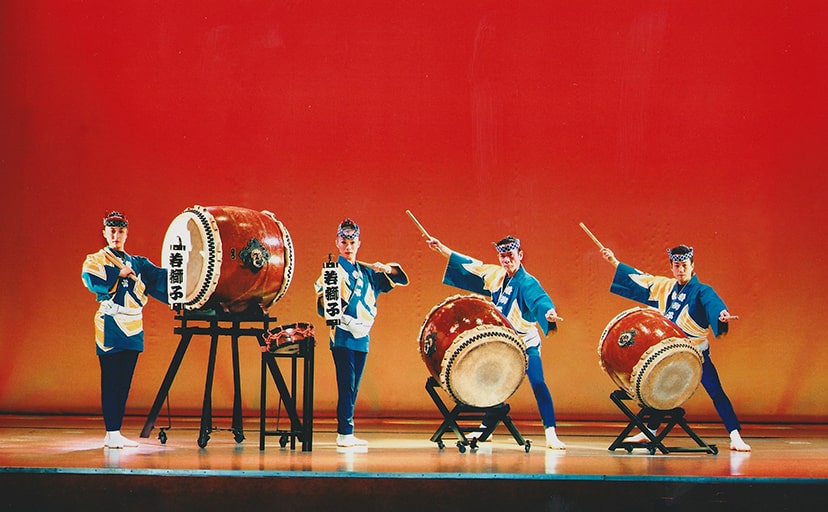 和太鼓を演奏する4名の奏者の写真