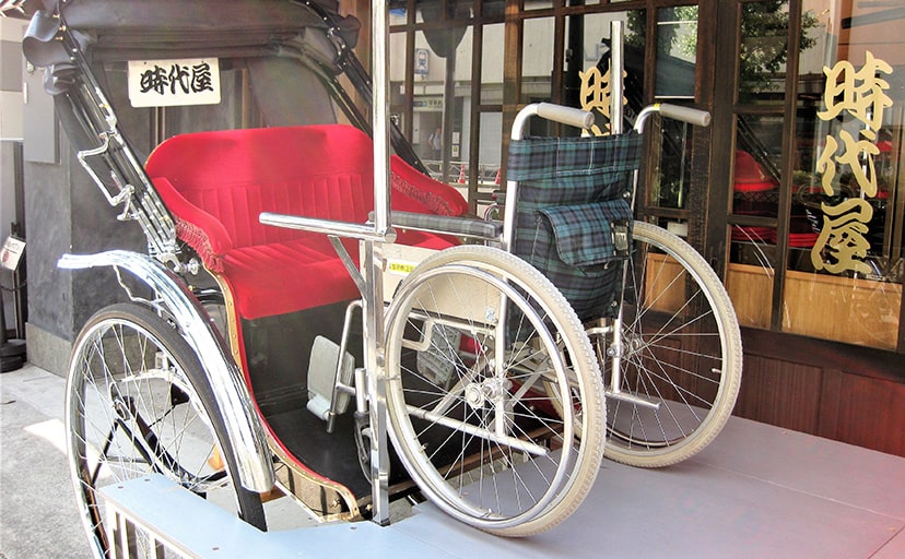 「バリアフリーリキシャステーション」と人力車と車いすの写真