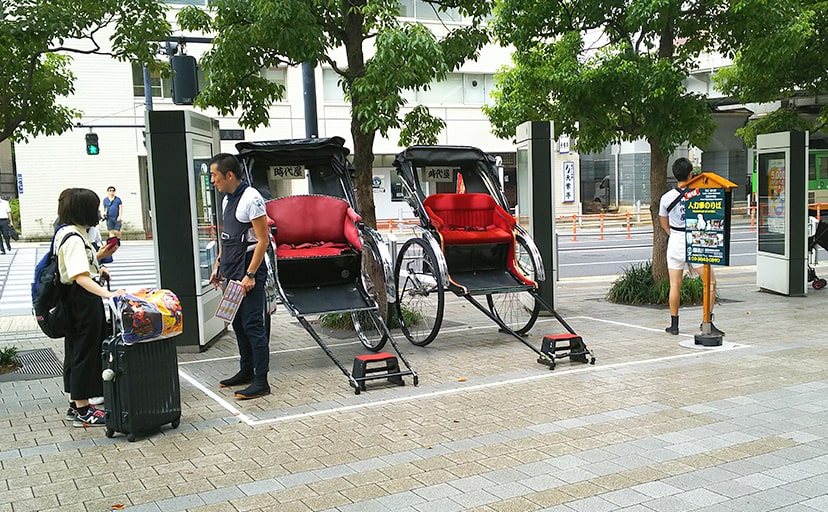 東京スカイツリータウン®人力車乗り場にてお客様とお話する車夫の写真