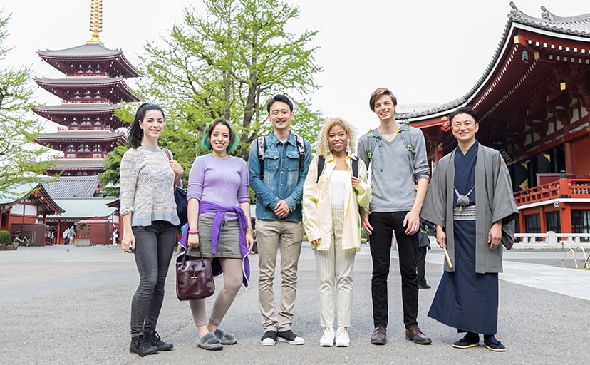 浅草寺を観光する男5人グループと時代屋のガイド