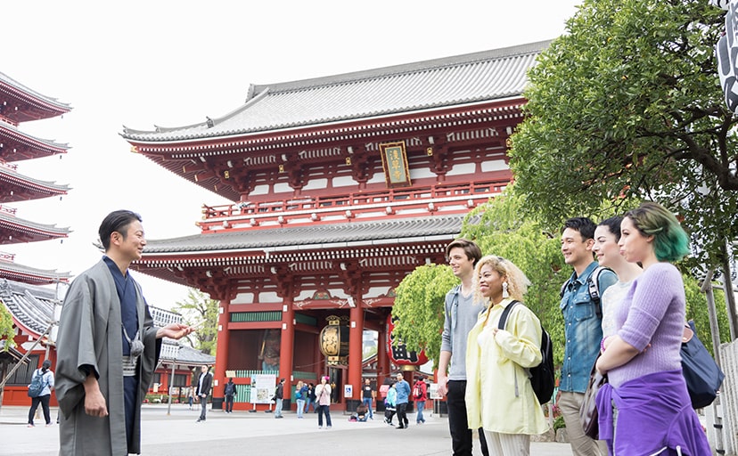 浅草寺を観光する男5人グループと時代屋のガイド