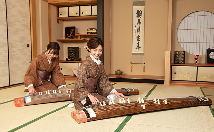 琴を演奏する女性2名の写真