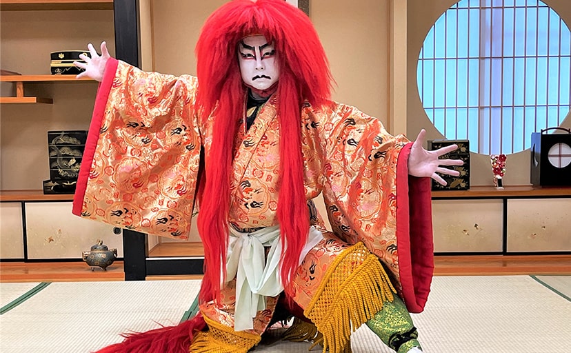 歌舞伎獅子演舞を披露する男性演者の写真