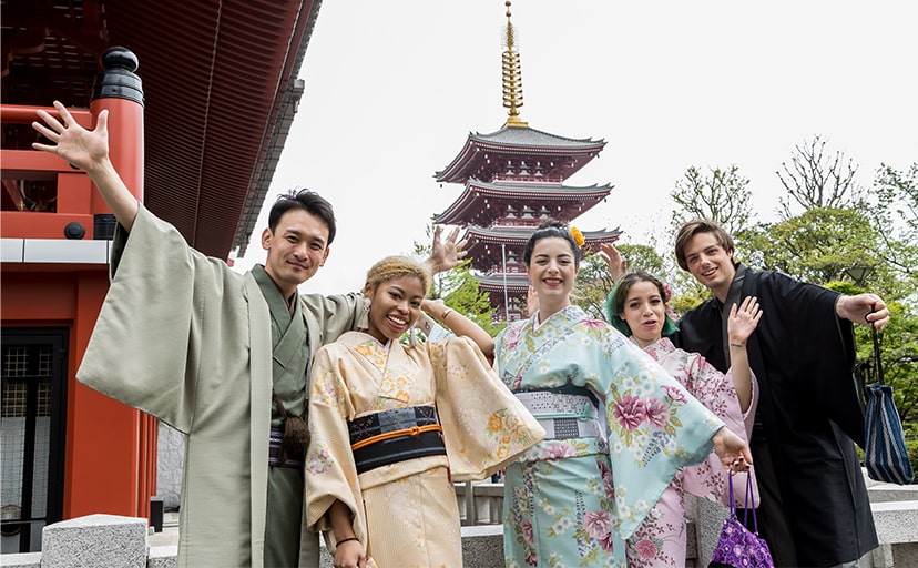 浅草寺で着物を着て記念撮影をおこなう男女5名グループの写真